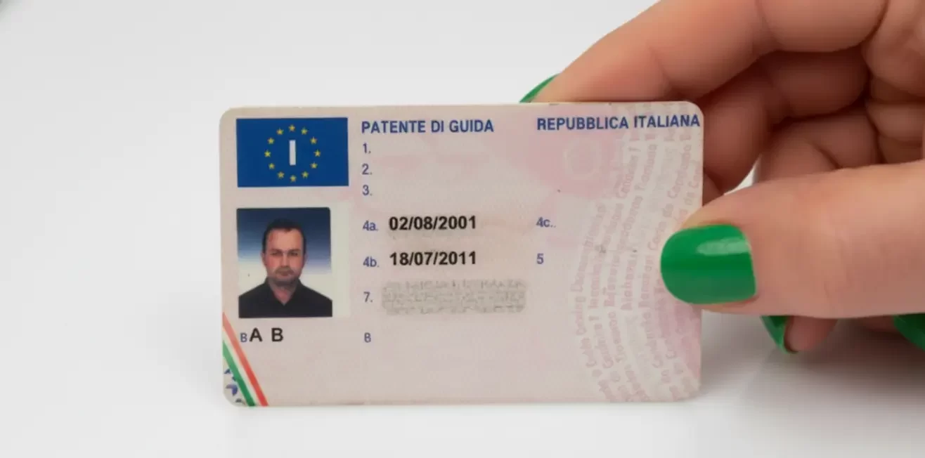 Kaufen Sie einen registrierten italienischen Führerschein - Fuhrerscheinn.com